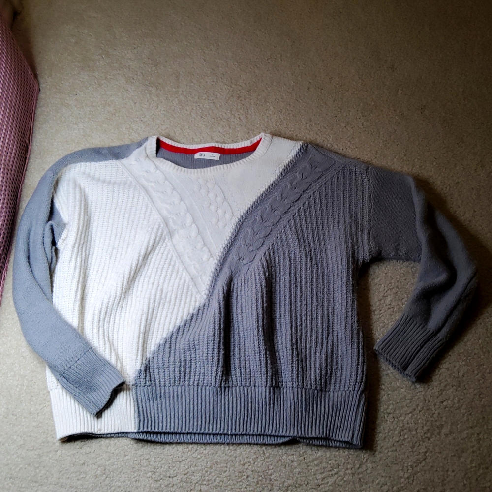 A white and Gray knitted sweater sweater.